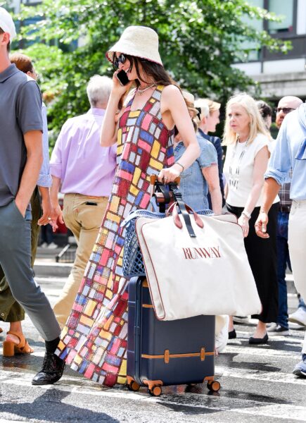 Anne Hathaway na snimanju Vrag nosi Pradu 2 outfiti Andy Anne Hathaway marie claire hrvatska