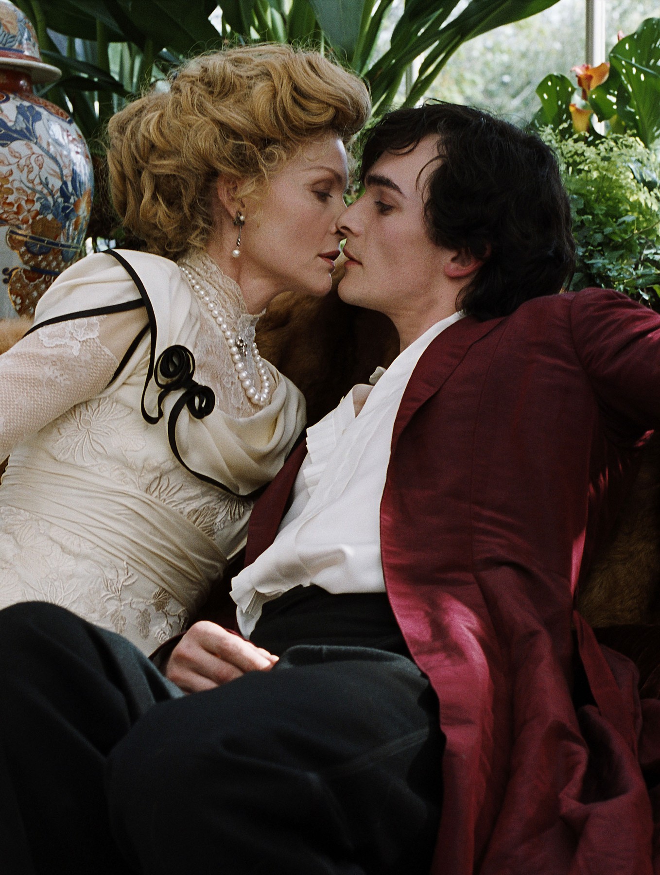 starija žena mlađi muškarac