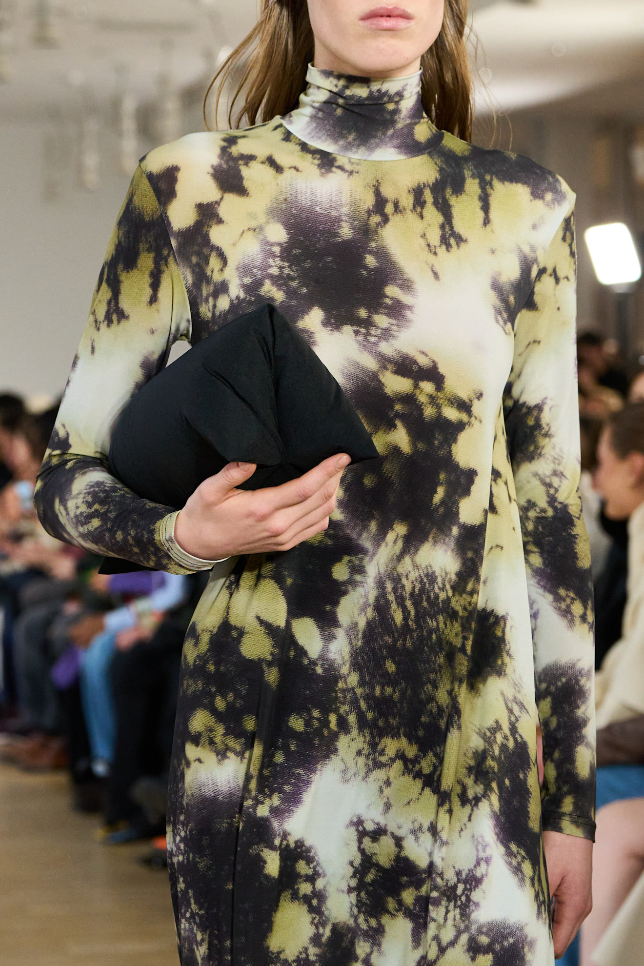 velika slouchy torba pod rukom