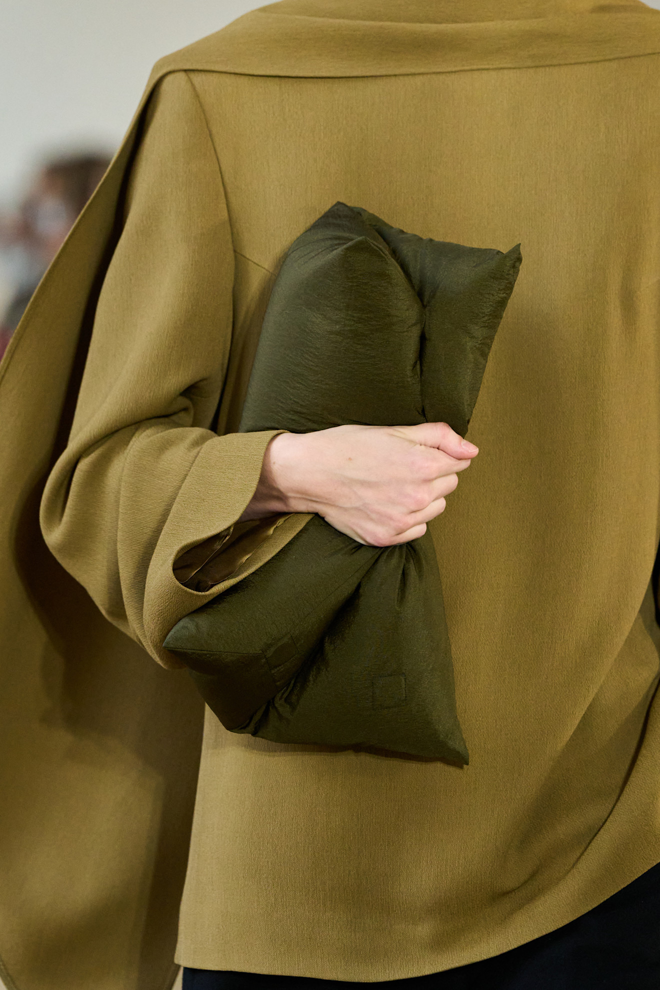velika slouchy torba pod rukom