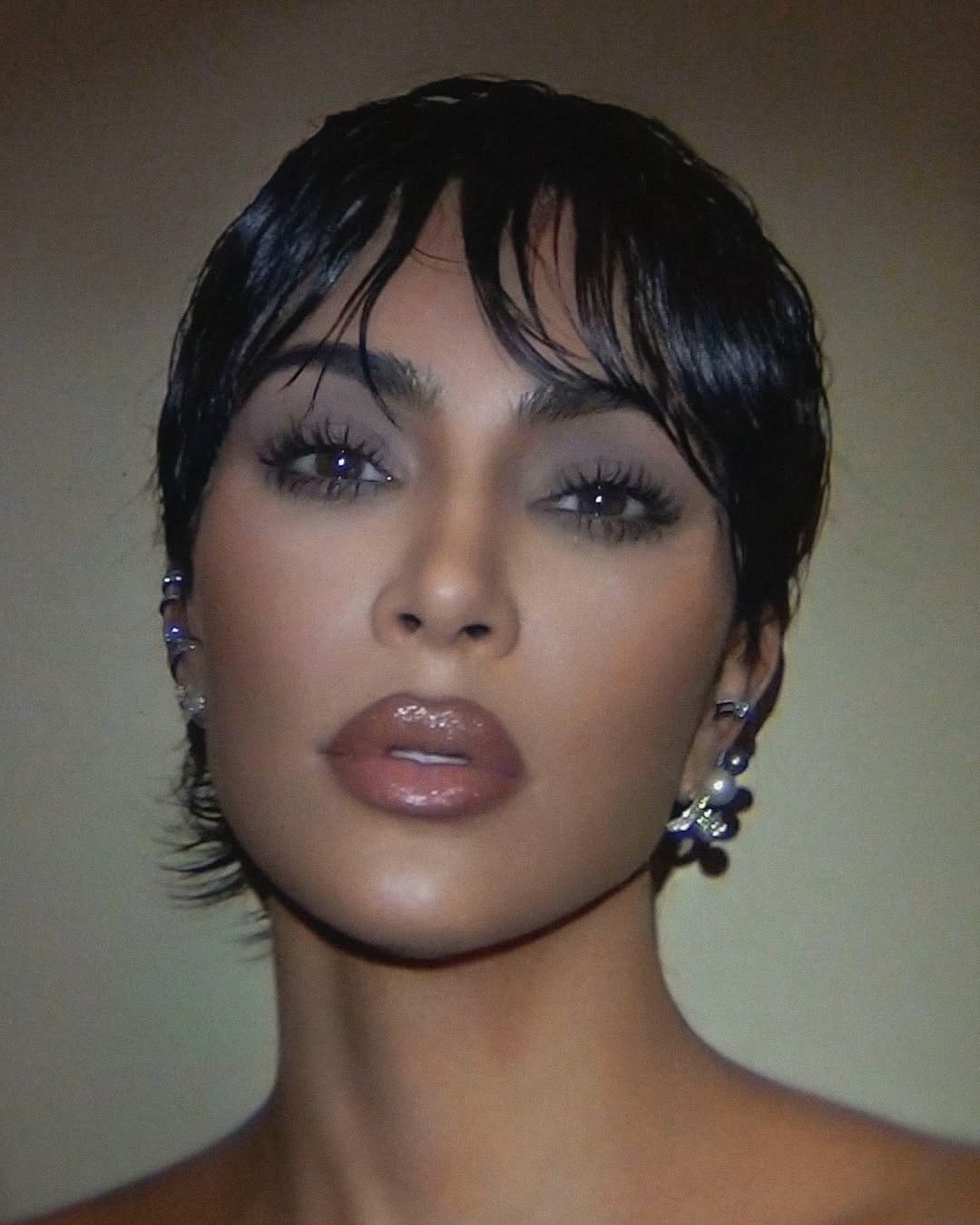 Kratka kosa kratka frizura Pamela Anderson Kim Kardashian Taylor Hill 