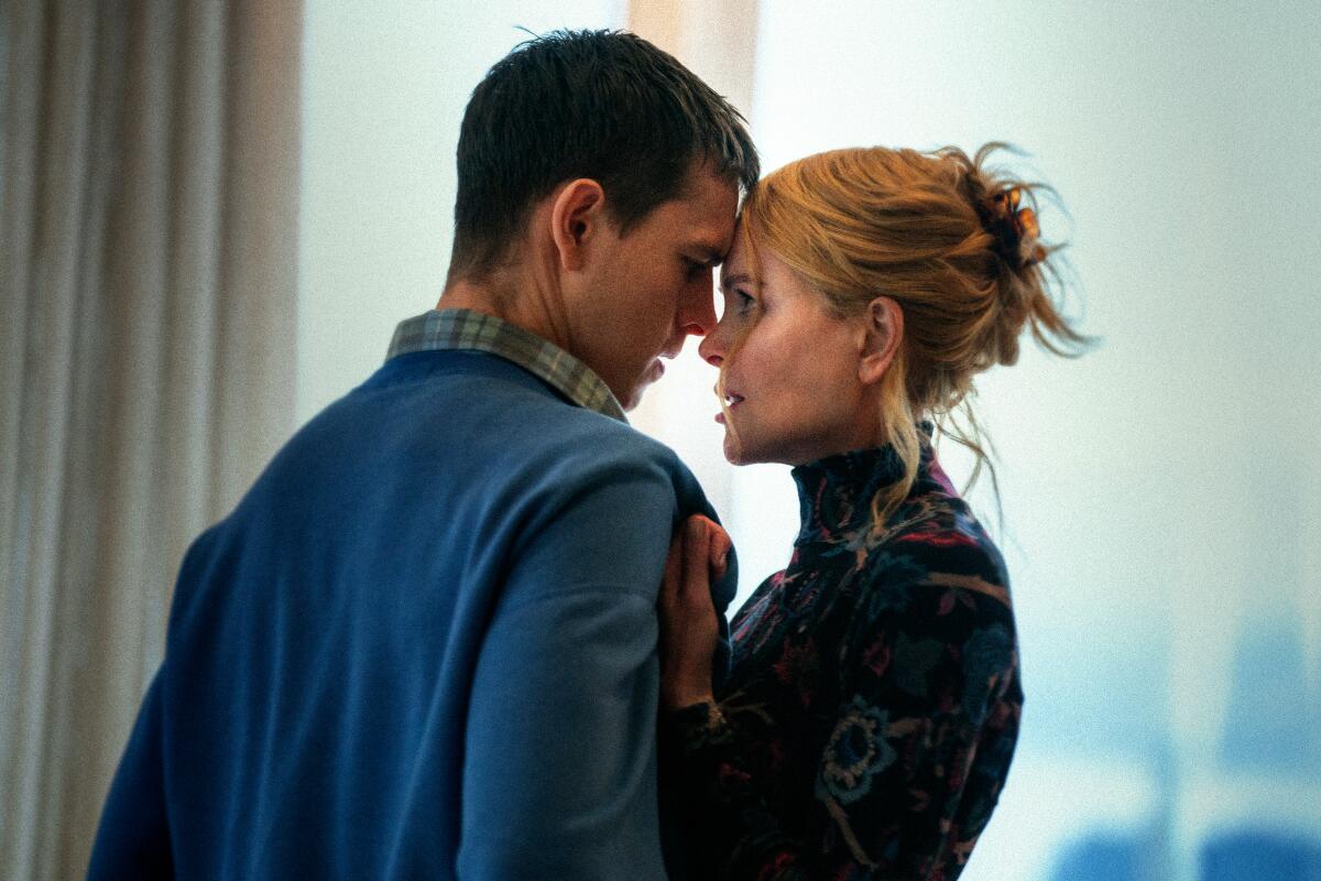 starija žena mlađi muškarac