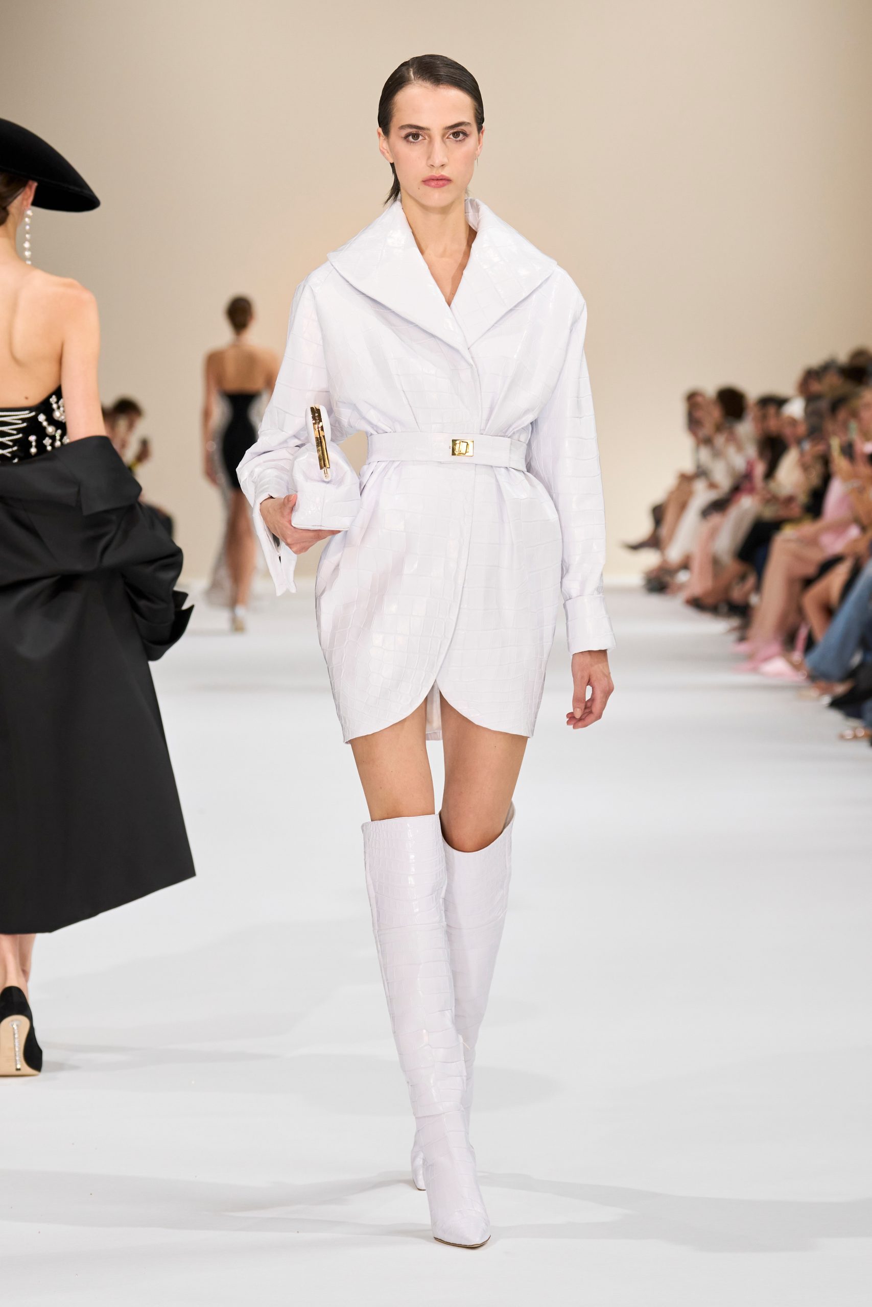 Bijeli outfit panetone marie claire hrvatska Cloud Dancer