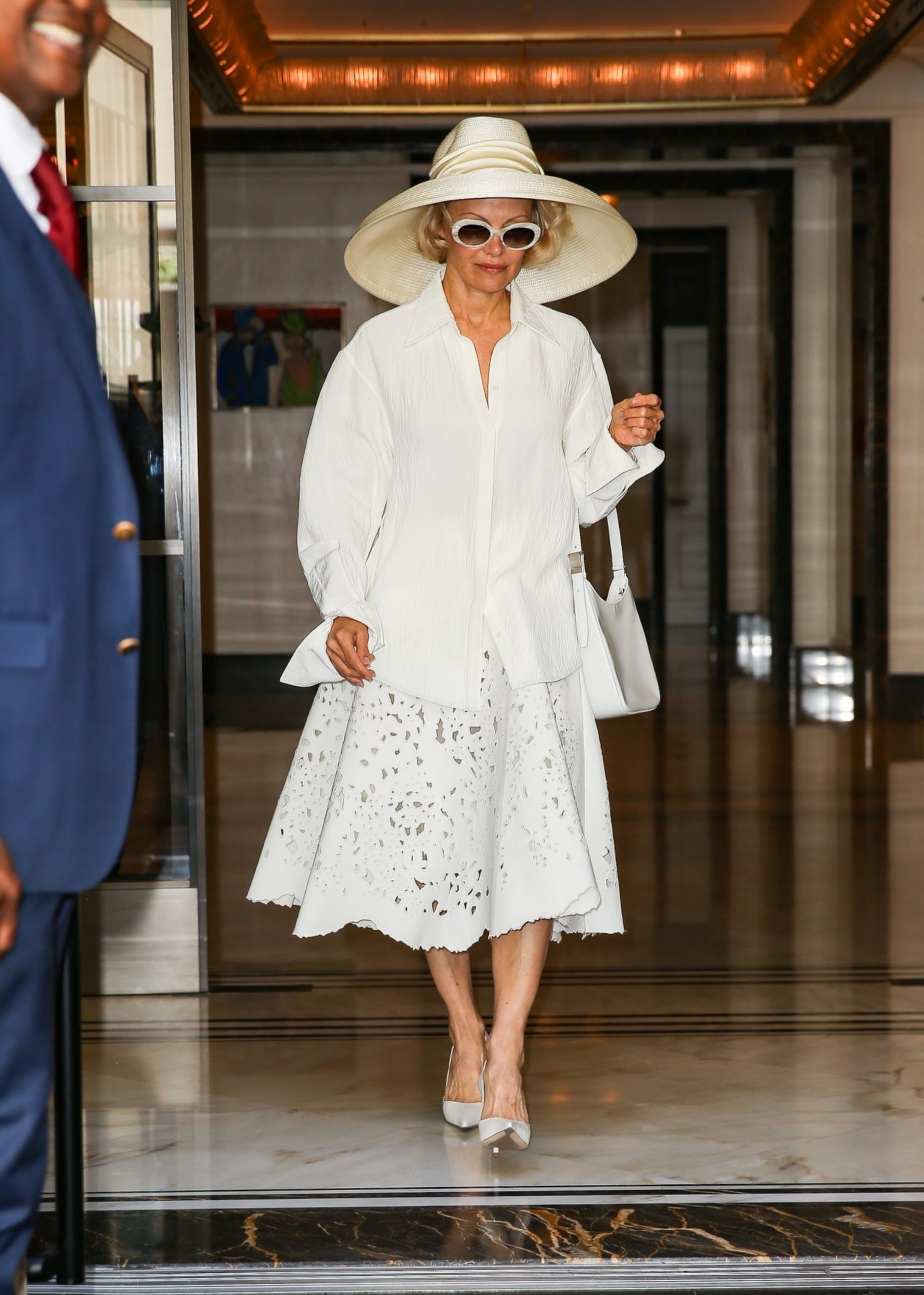 Bijeli outfit panetone marie claire hrvatska Cloud Dancer