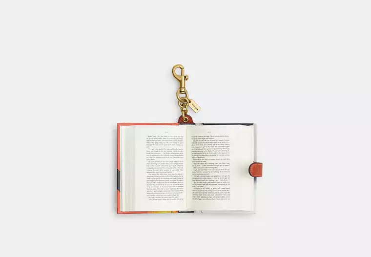 COACHA privjesak za torbu u obliku knjige marie claire hrvatska