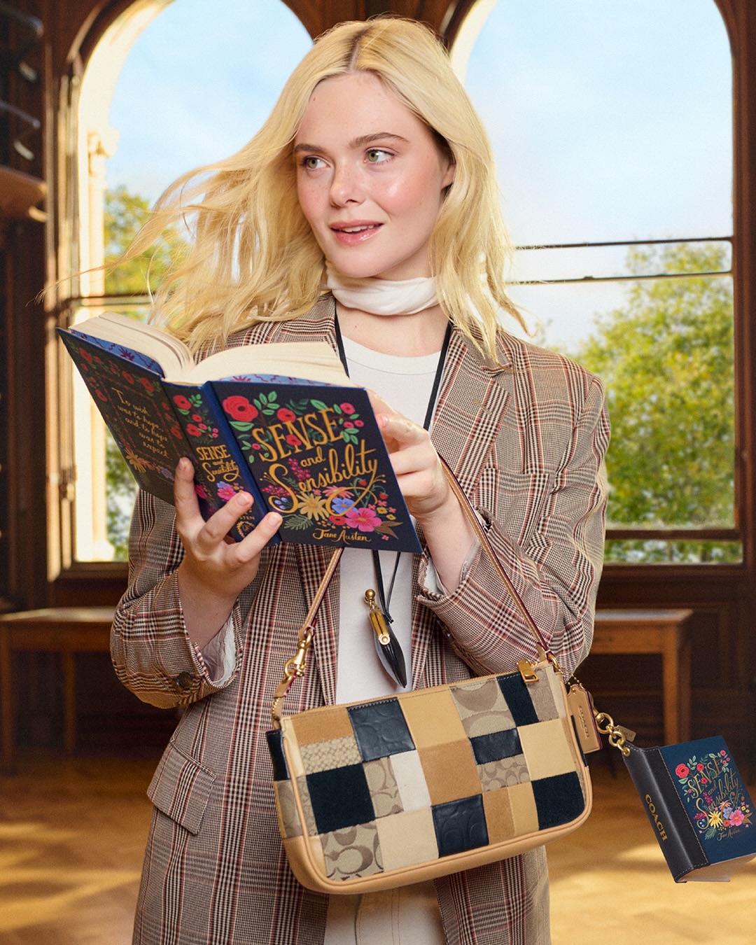 COACHA privjesak za torbu u obliku knjige marie claire hrvatska