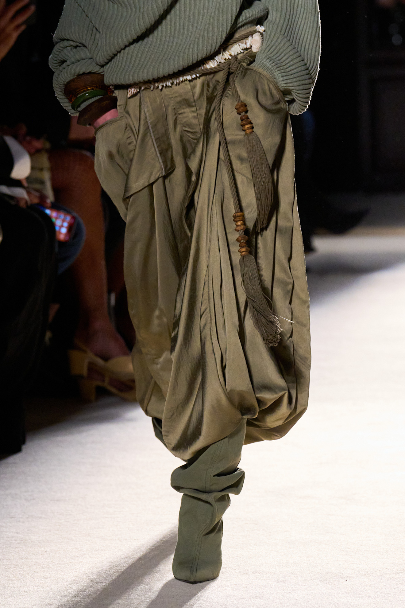 kroj hlača široke hlače trendovi za proljeće 2026