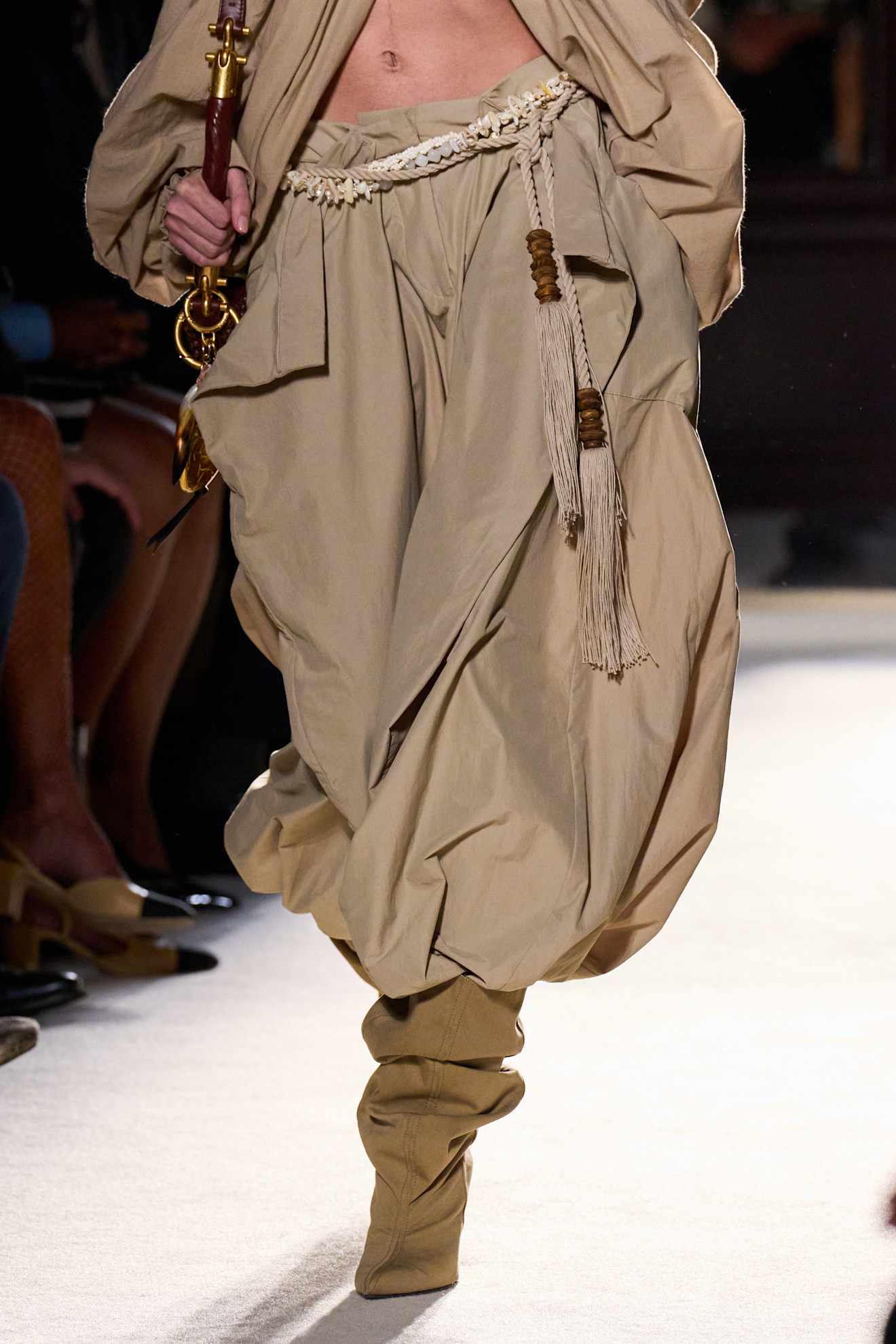 kroj hlača široke hlače trendovi za proljeće 2026