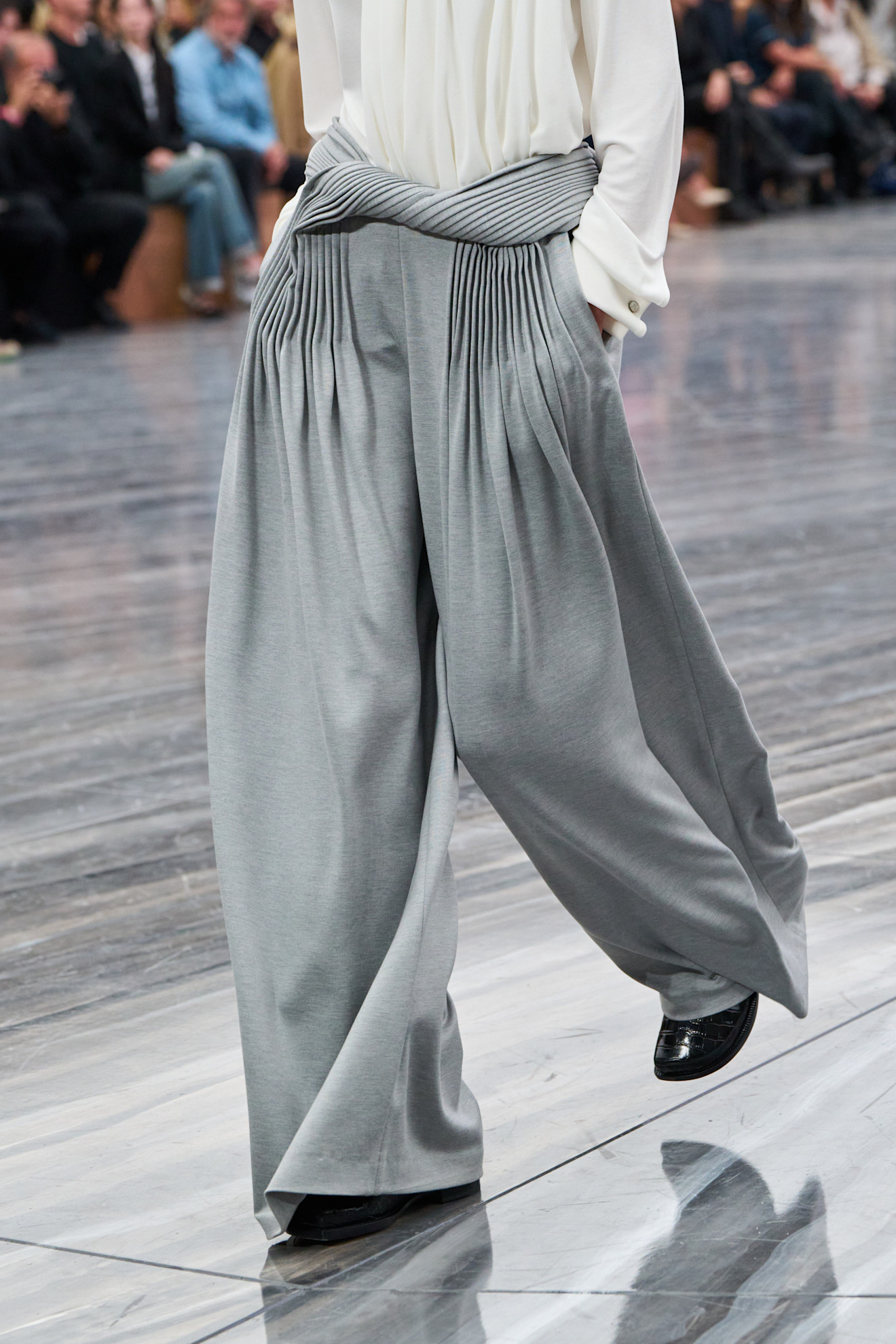 kroj hlača široke hlače trendovi za proljeće 2026