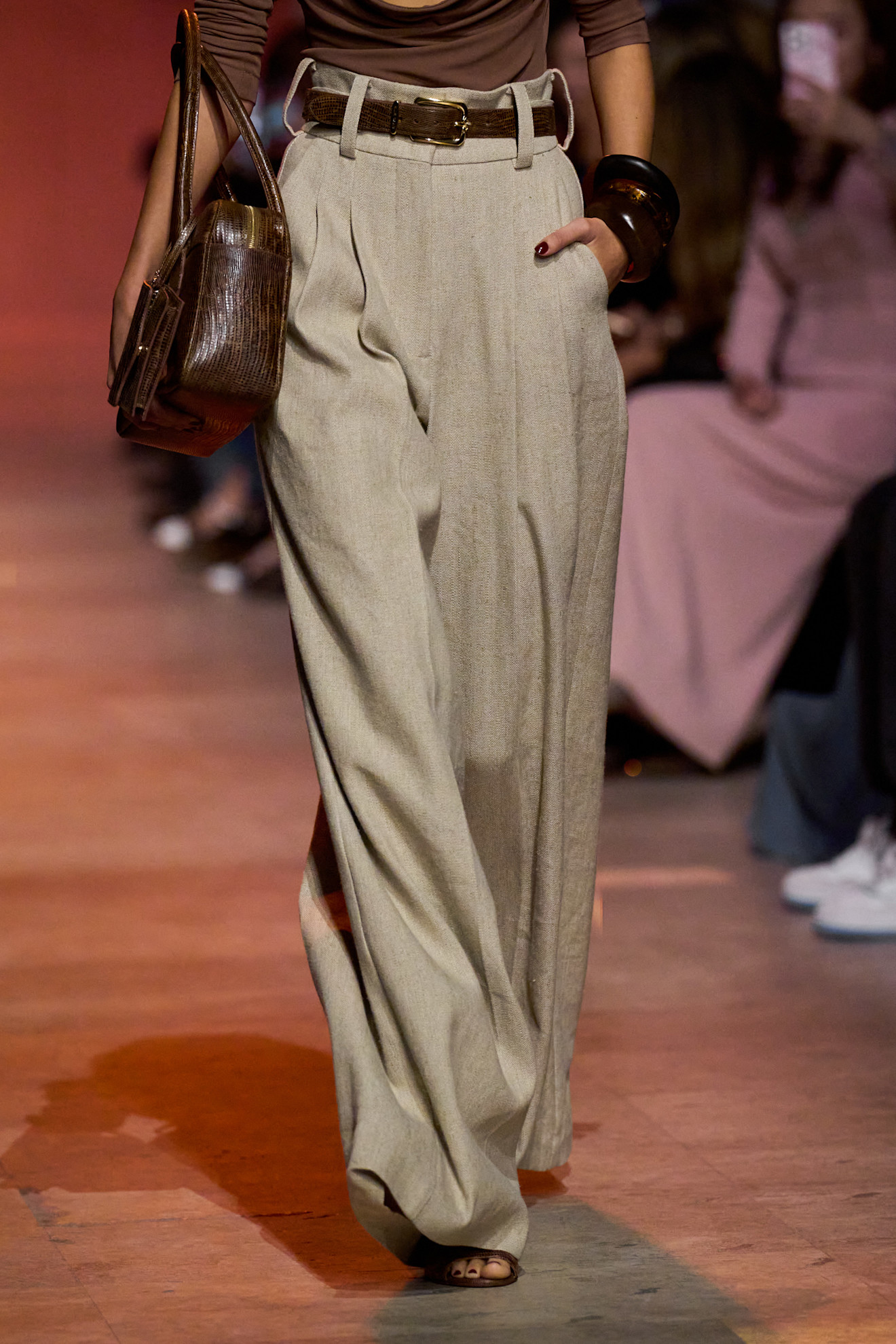 kroj hlača široke hlače trendovi za proljeće 2026