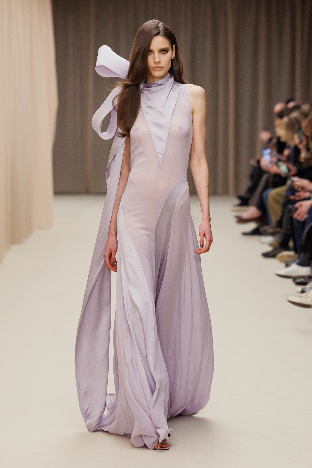 Kering Girl make up look