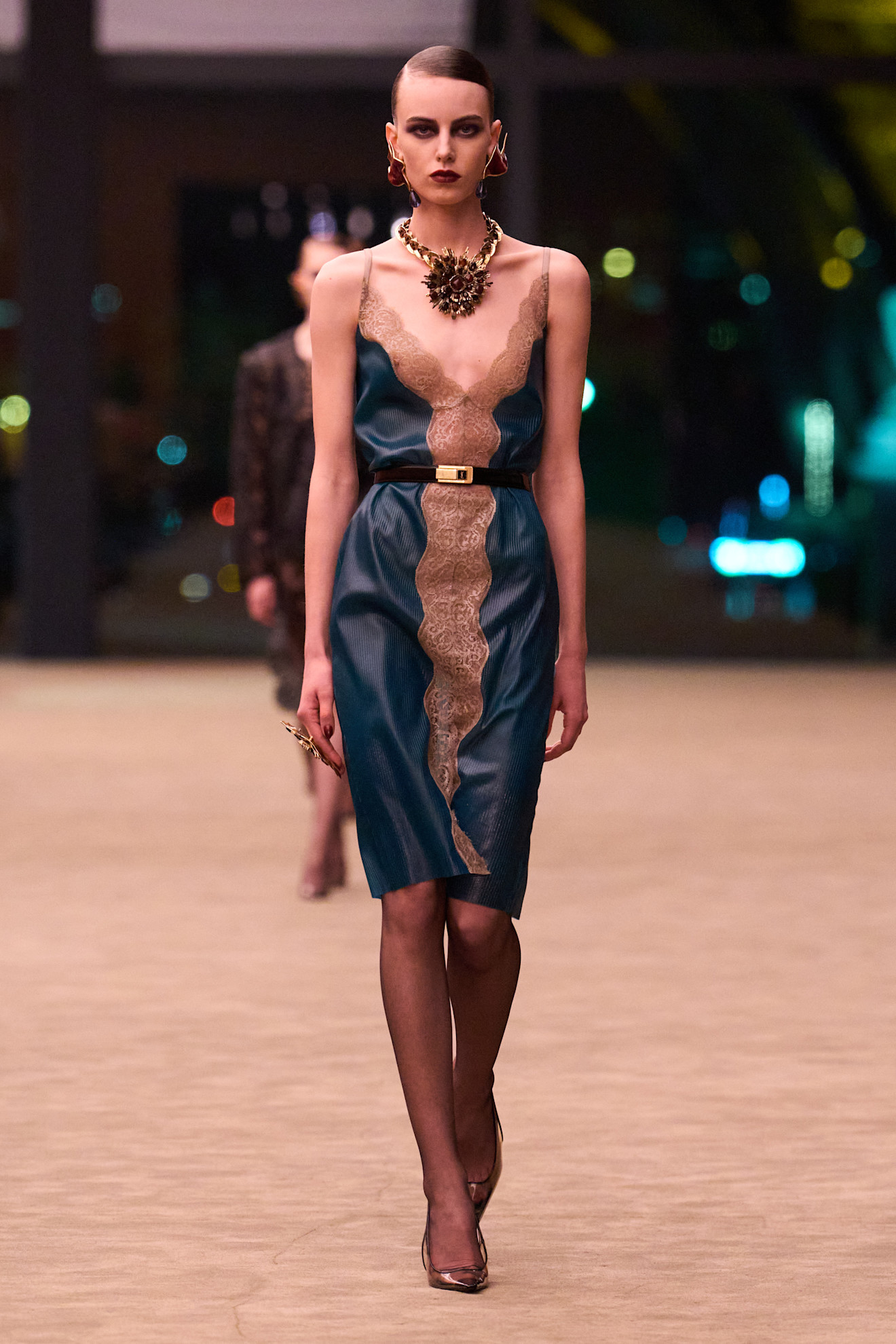 Kering Girl make up look