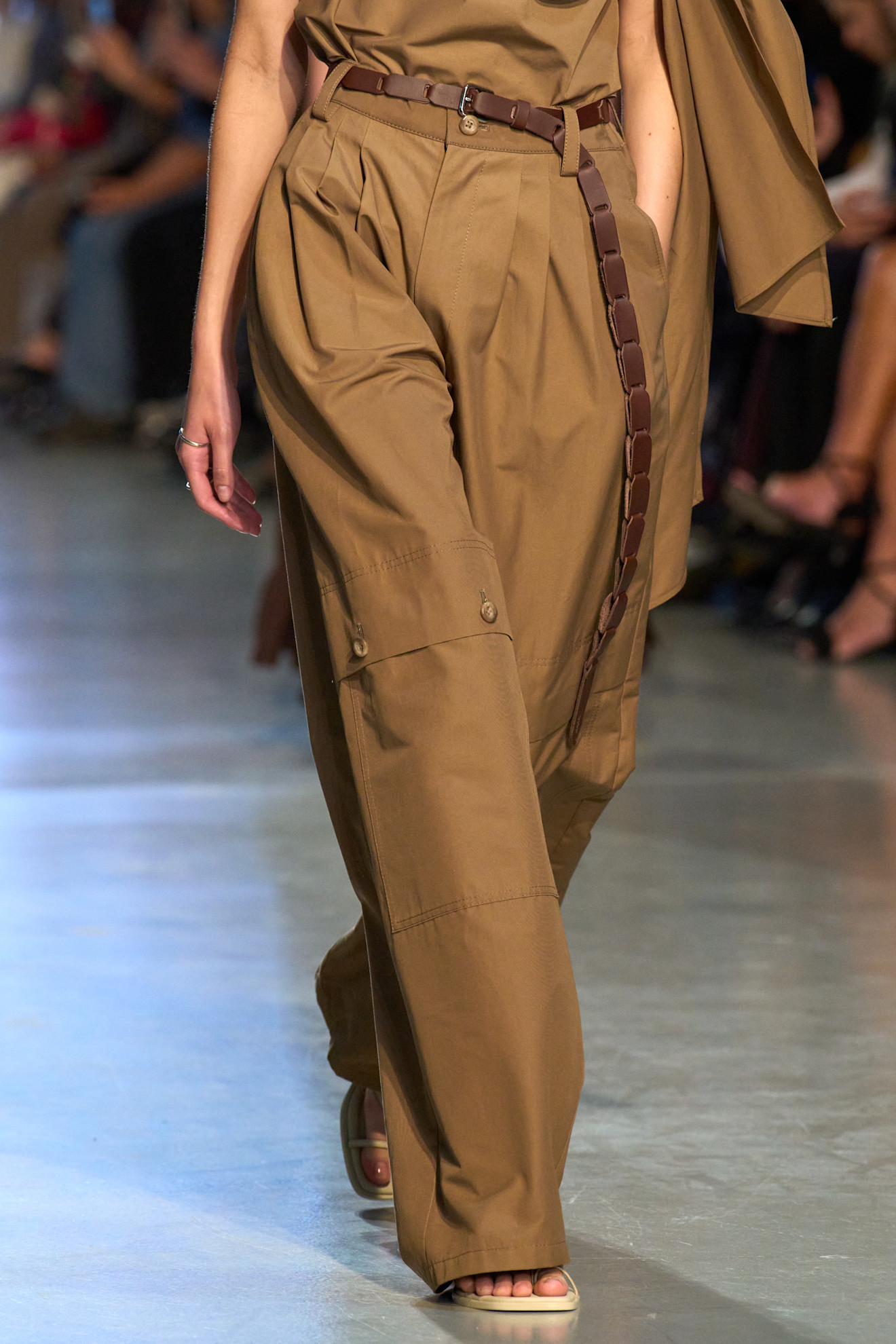 kroj hlača široke hlače trendovi za proljeće 2026